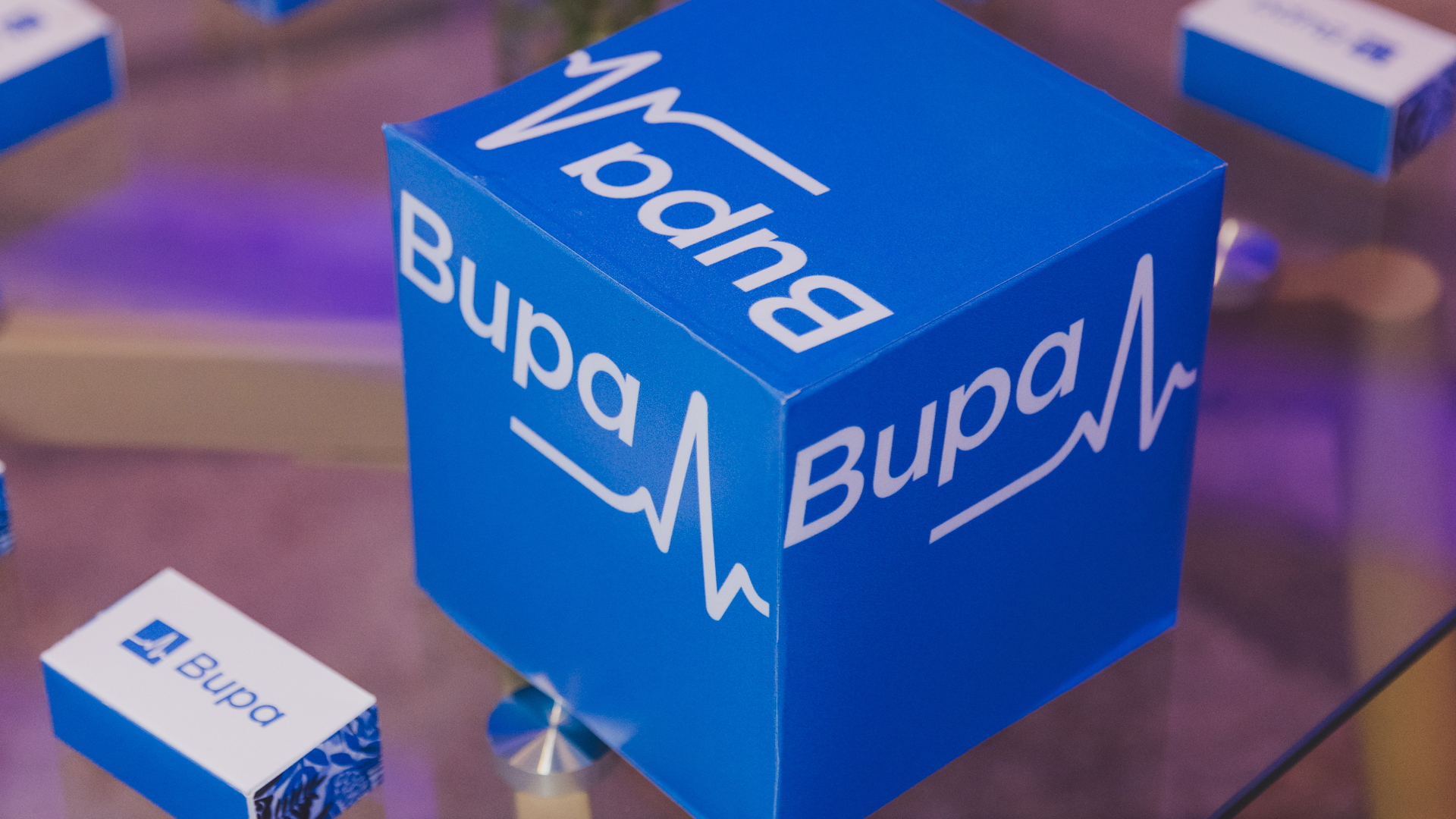 cubo con el logo de Bupa