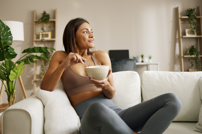 Mujer comiendo antes de hacer deportes