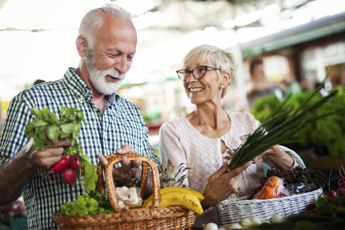 Personas mayores compran comida saludable