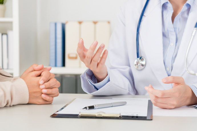 Médico en consulta con paciente de tumor cerebral