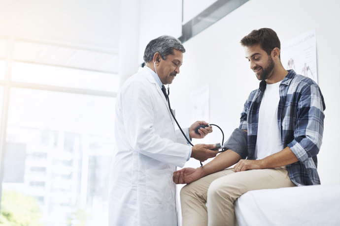 Médico explica cómo bajar la presión sanguínea