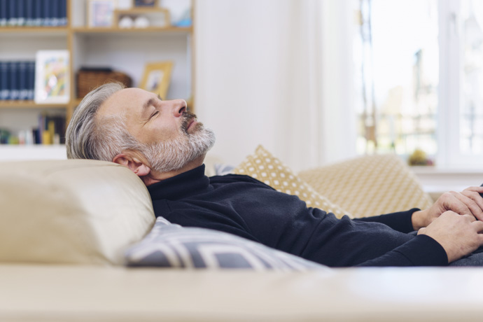 hombre toma siesta