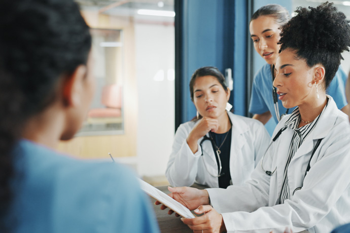 Mujer explica aplicaciones de blockchain en salud