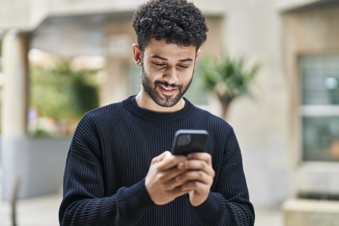 Hombre con adicción a las redes sociales