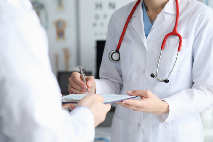 Médicos recomiendan tratamiento para síndrome de abstinencia alcohólica