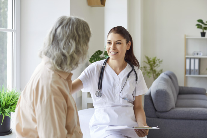 Médico evalua deterioro cognitivo leve en mujer