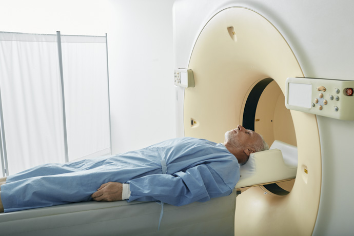 Paciente recibe tomografía para detectar Alzheimer