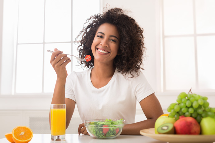 Mujer que sabe cómo comer para limpiar sus riñones.