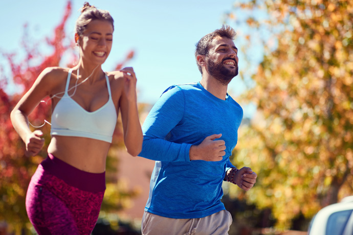 Pareja reforzando su sistema inmunológico con ejercicio.