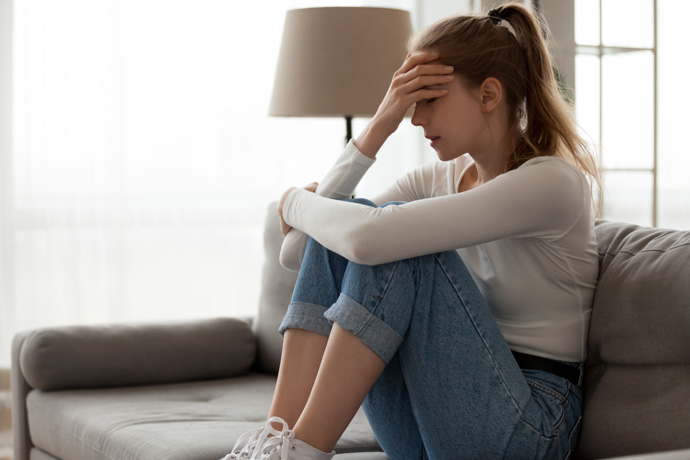 Imagen de una chica que está intentando saber si tiene ansiedad.