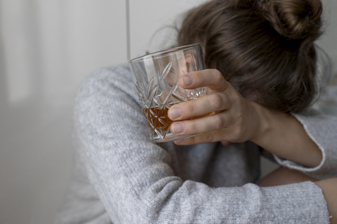 Mujer con problemas de adicción al alcohol