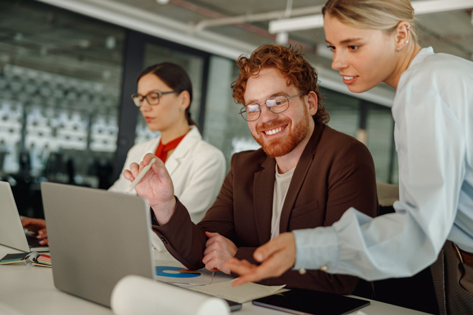 Personas revisan métricas de fidelización de clientes