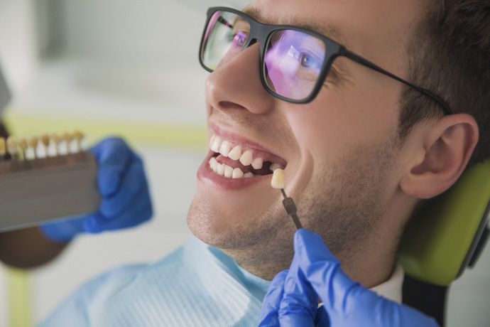 Persona acude a dentista por implante dental