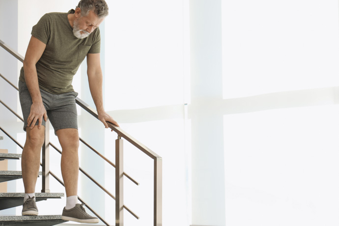Hombre experimenta malestar en una pierna al caminar 