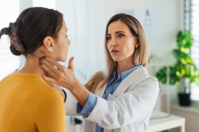 Mujer en control médico