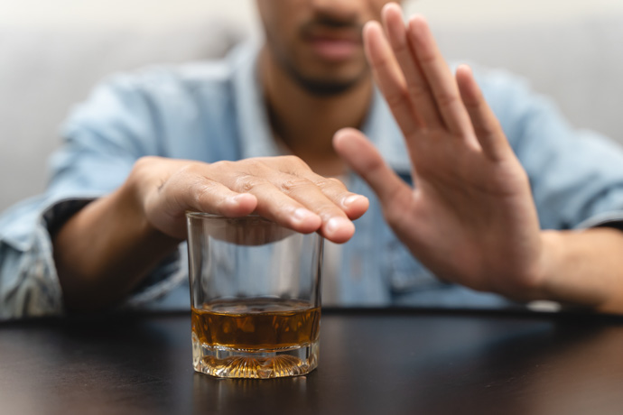 Hombre que se niega a mezclar melatonina y alcohol.