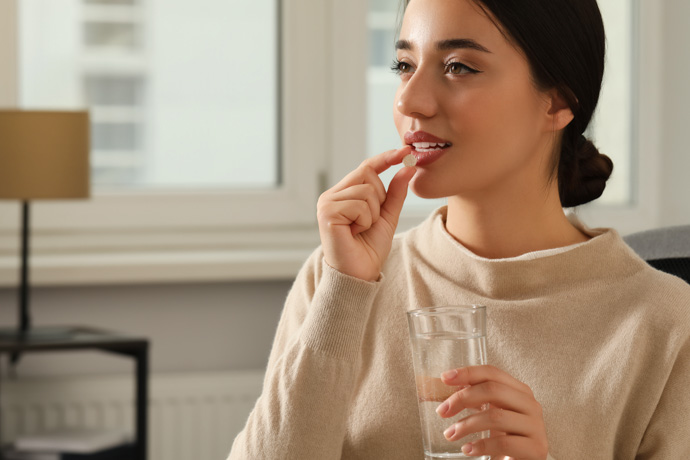 Mujer tomando suplementos de magnesio