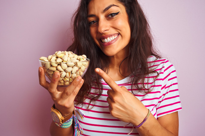mujer explicando los beneficios de los pistachos