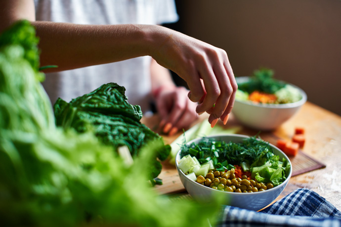 Frutas, verduras y alimentos ricos en fibra para evitar picos de glucosa en una dieta equilibrada.