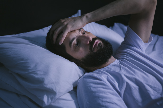 Hombre con problemas para dormir