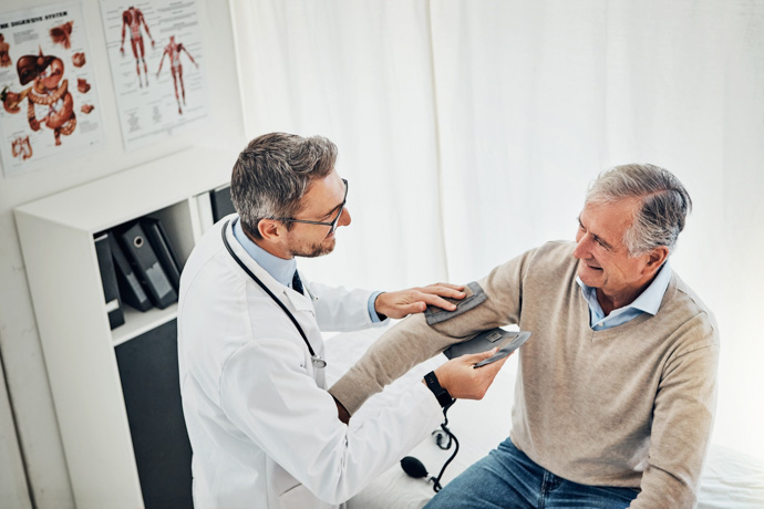 Paciente atendido por médico.