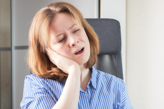 Mujer con dolor por ránulas