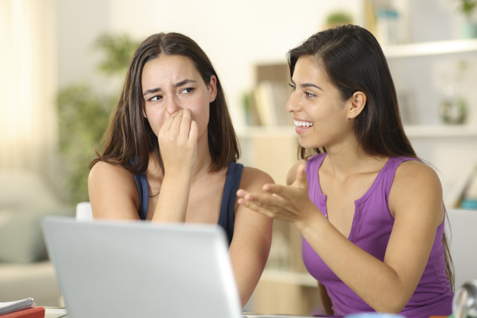 Mujer con mal aliento junto a su amiga