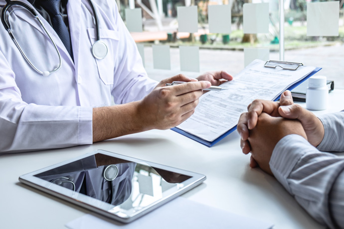 Médico explica relación entre SIBO y alcohol