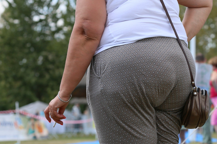 Mujer con sobrepeso fumando