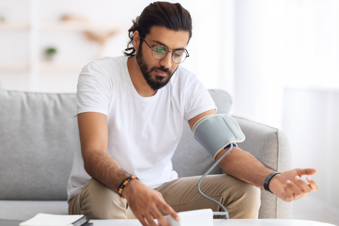 hombre controlando su tensión arterial