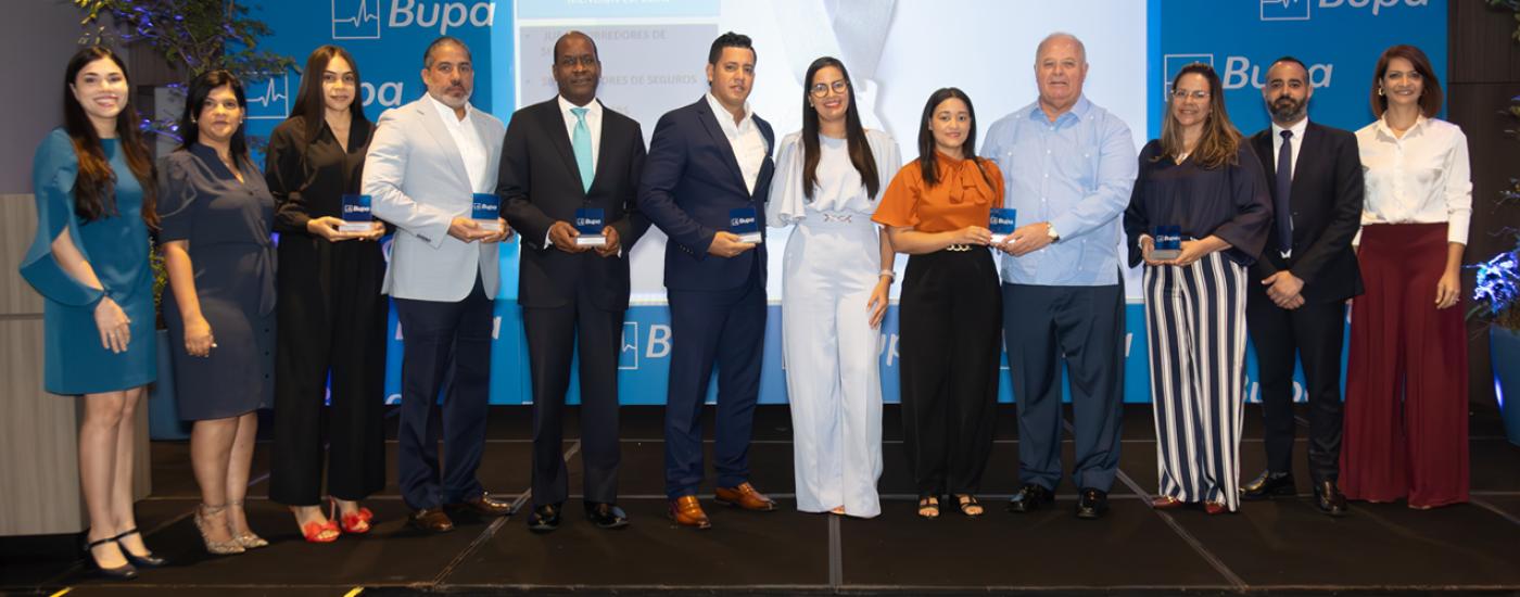 Grupo de agentes y empleados reunidos en el evengo en República Dominicana