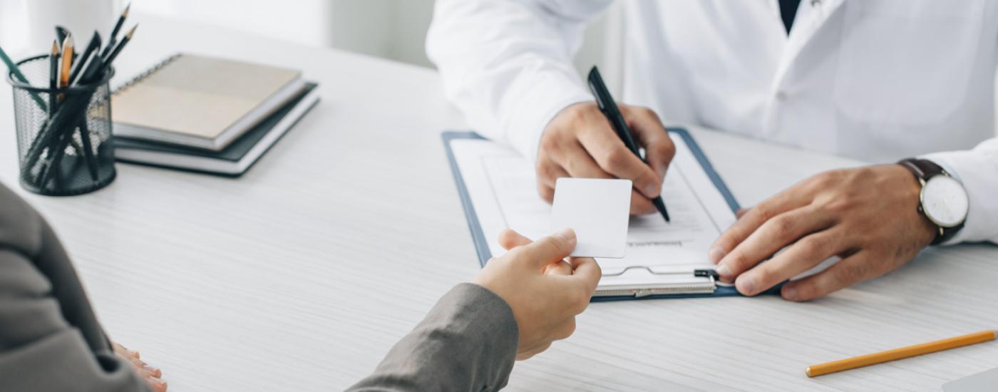Tendencias en seguros de salud: innovaciones y cambios regulatorios que marcarán el futuro      https://stock.adobe.com/images/cropped-image-of-patient-giving-id-card-to-doctor-to-fill-insurance-claim-form-in-clinic/220220414?prev_url=detail    ALT: Mujer hace reclamación de seguro de salud   En los últimos años, el sector de los seguros de salud ha enfrentado una transformación acelerada impulsada por avances tecnológicos, nuevas expectativas de los usuarios y cambios significativos en las políticas públic