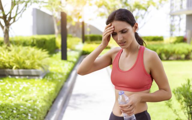 Mujer sufriendo un golpe de calor.