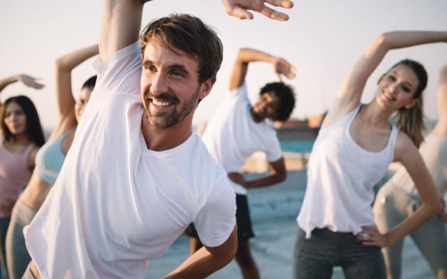 Grupo de personas reforzando su sistema inmunológico con ejercicio.