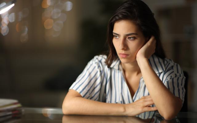 Mujer pensando en cómo mejorar la autoestima.