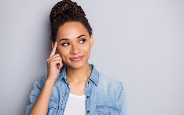 Mujer mostrando uno de los tipos de memoria.