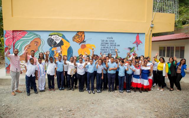 Los niños y docentes de la escuela Emma Balaguer celebrando su cosecha