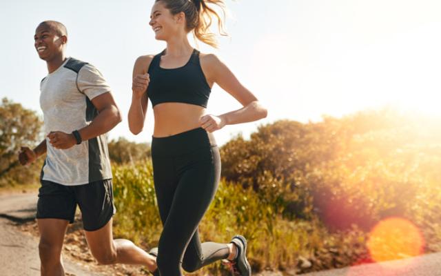 Dos personas que corren por la mañana como la mejor hora para hacer ejercicio.