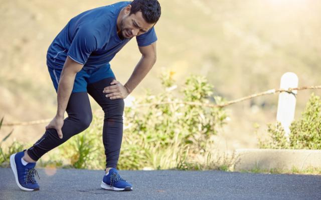 Imagen de hombre al que se le ha subido el gemelo.