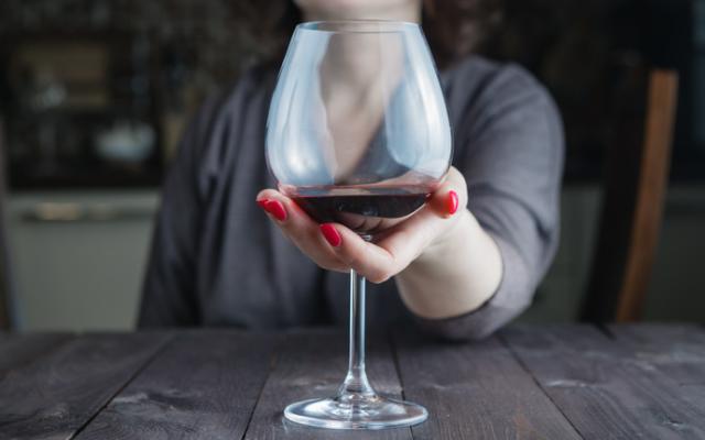 mujer con copa de vino