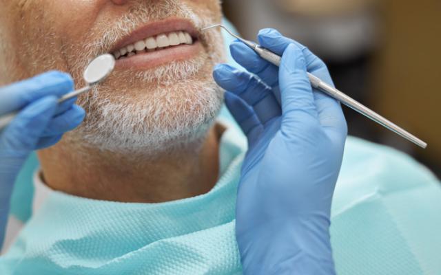 dentista evalúa pérdida dental en paciente