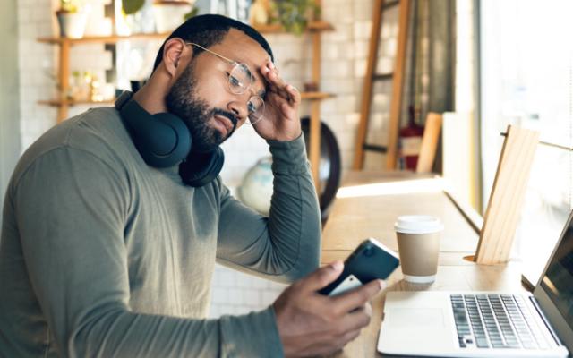 hombre investiga si un disgusto puede producir cáncer