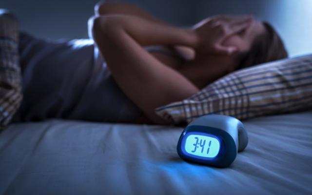 Mujer con insomnio no puede dormir