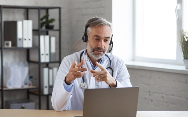 Un doctor atendiendo a un paciente a través de la telemedicina.