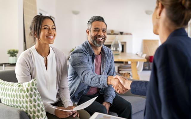 Agente de seguros con clientes