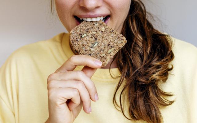 Persona con diabetes come pan integral 