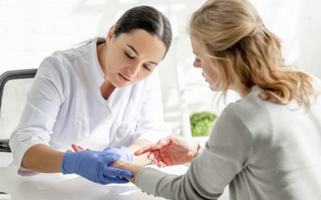 Médico evalúa granuloma anular