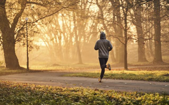 Hombre hace ejercicios temprano en ayunas