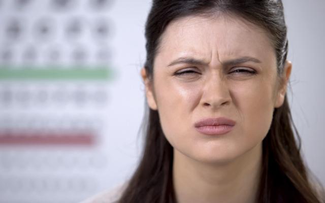 Mujer en oftalmólogo por problemas de visión distorsionada
