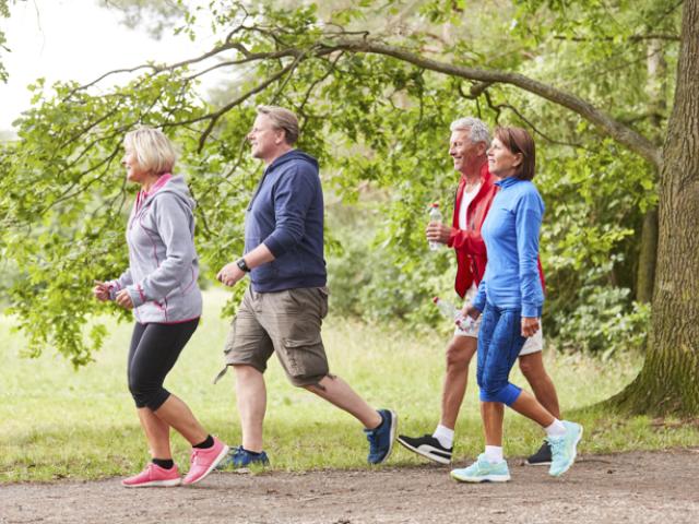 Grupo de personas caminando 10.000 pasos.